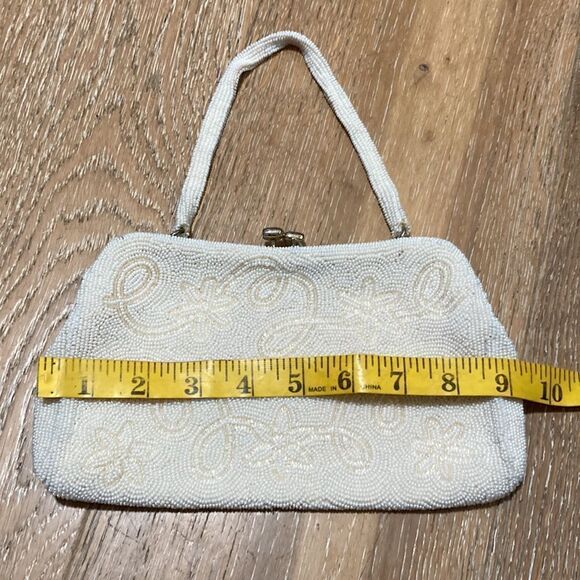 Mini vintage beaded White clutch with gold kiss lock - Picture 6 of 8